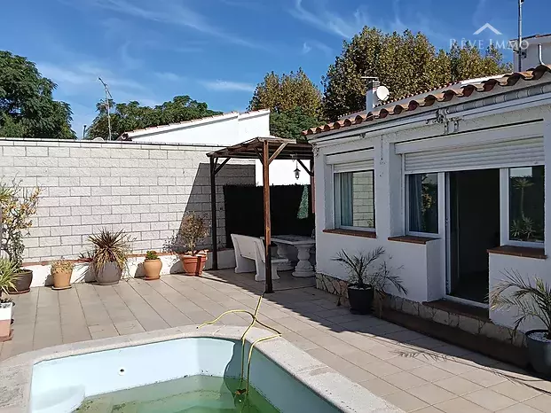 Casa d'una sola planta de 3 dormitoris amb piscina a Empuriabrava