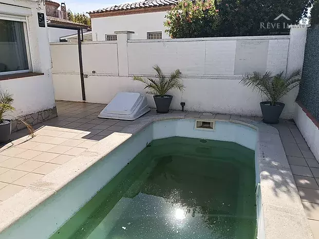 Casa d'una sola planta de 3 dormitoris amb piscina a Empuriabrava