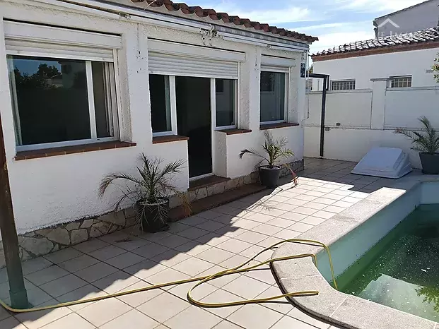 Casa d'una sola planta de 3 dormitoris amb piscina a Empuriabrava