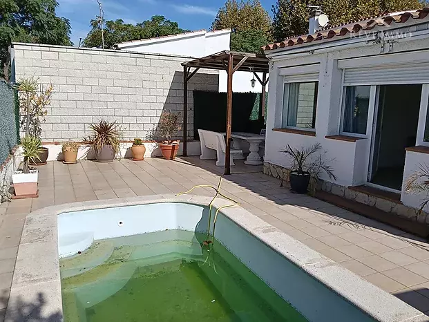 Casa d'una sola planta de 3 dormitoris amb piscina a Empuriabrava