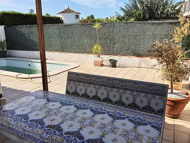 Casa d'una sola planta de 3 dormitoris amb piscina a Empuriabrava