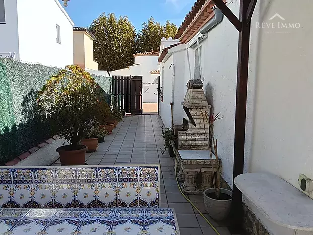 Casa d'una sola planta de 3 dormitoris amb piscina a Empuriabrava