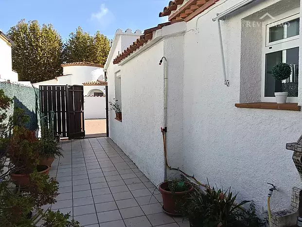 Casa d'una sola planta de 3 dormitoris amb piscina a Empuriabrava