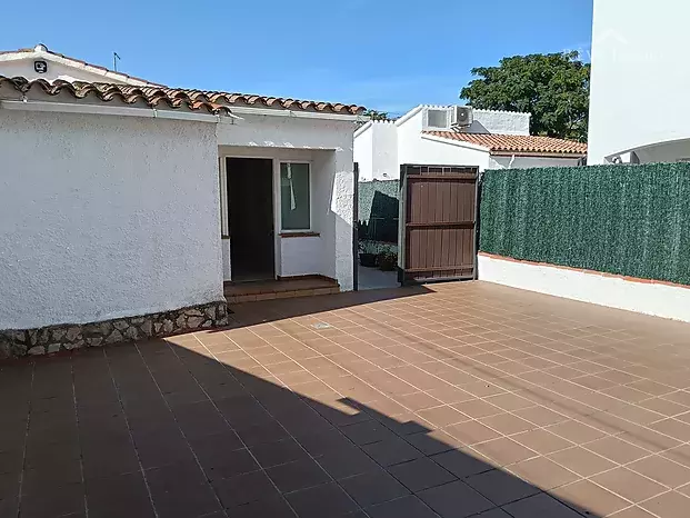 Casa d'una sola planta de 3 dormitoris amb piscina a Empuriabrava