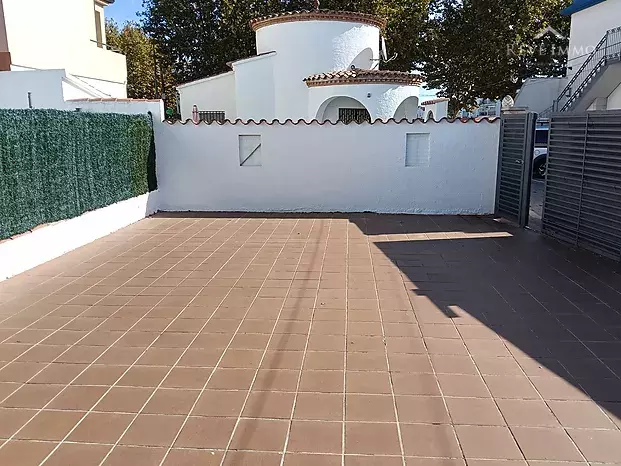 Casa d'una sola planta de 3 dormitoris amb piscina a Empuriabrava