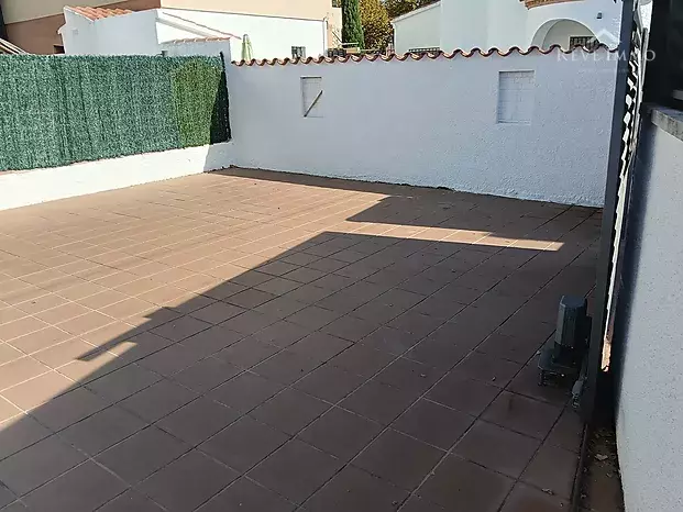 Casa d'una sola planta de 3 dormitoris amb piscina a Empuriabrava