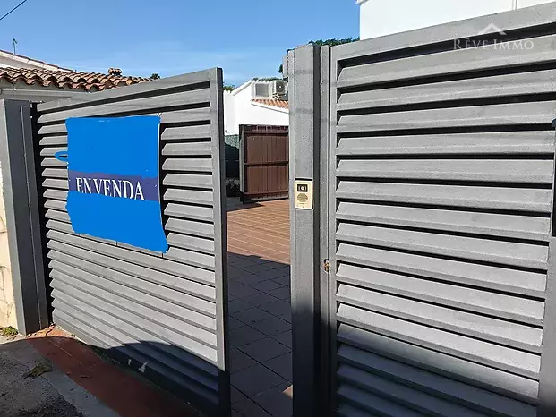 Casa d'una sola planta de 3 dormitoris amb piscina a Empuriabrava