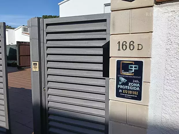 Casa d'una sola planta de 3 dormitoris amb piscina a Empuriabrava
