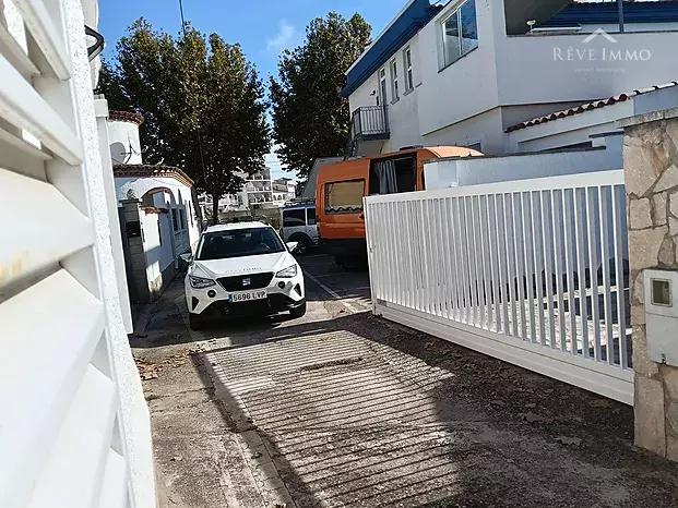 Casa d'una sola planta de 3 dormitoris amb piscina a Empuriabrava