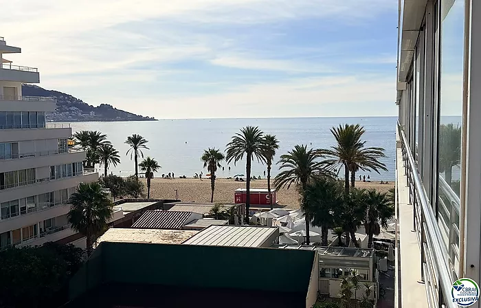 Primera línea, vista al mar, parking, piscinas y jardines sobre la playa.