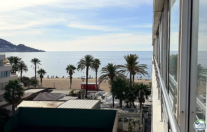 Primera línea, vista al mar, parking, piscinas y jardines sobre la playa.