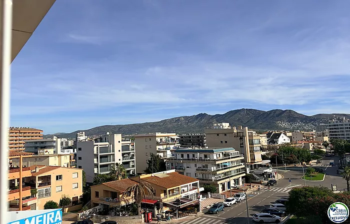Primera línea, vista al mar, parking, piscinas y jardines sobre la playa.