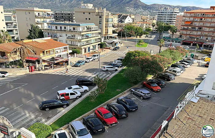 Primera línea, vista al mar, parking, piscinas y jardines sobre la playa.