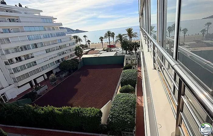 Primera línea, vista al mar, parking, piscinas y jardines sobre la playa.
