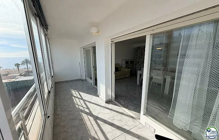 Primera línea, vista al mar, parking, piscinas y jardines sobre la playa.