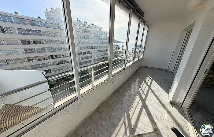 Primera línea, vista al mar, parking, piscinas y jardines sobre la playa.