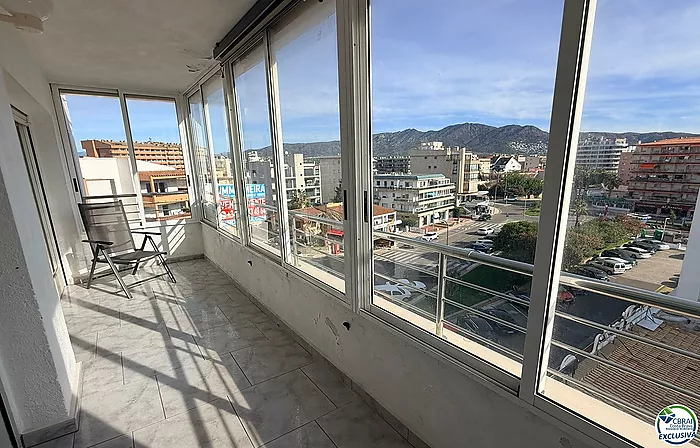 Primera línea, vista al mar, parking, piscinas y jardines sobre la playa.