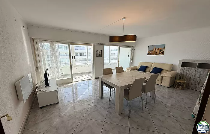 Primera línea, vista al mar, parking, piscinas y jardines sobre la playa.