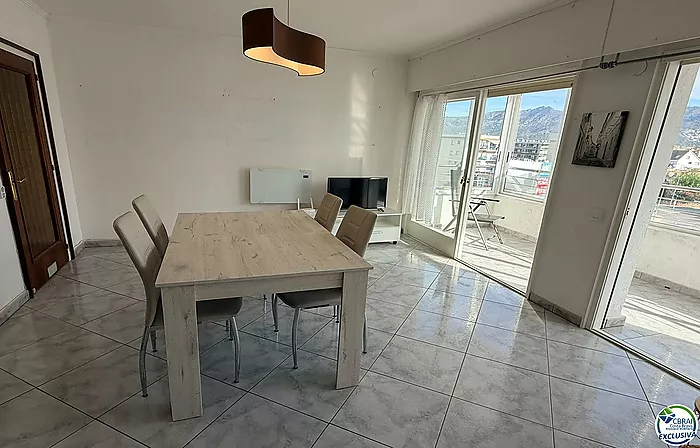 Primera línea, vista al mar, parking, piscinas y jardines sobre la playa.