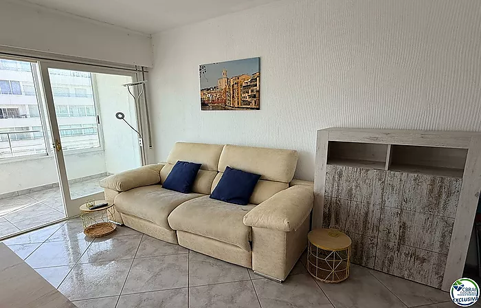 Primera línea, vista al mar, parking, piscinas y jardines sobre la playa.