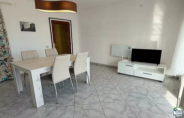 Primera línea, vista al mar, parking, piscinas y jardines sobre la playa.