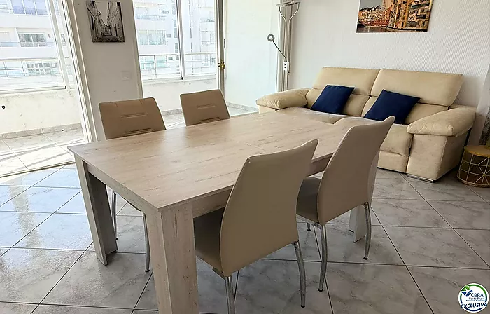 Primera línea, vista al mar, parking, piscinas y jardines sobre la playa.