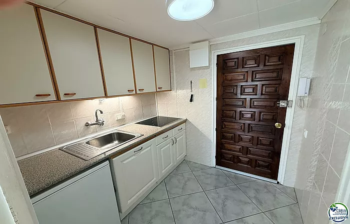 Primera línea, vista al mar, parking, piscinas y jardines sobre la playa.