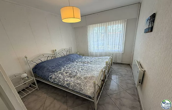 Primera línea, vista al mar, parking, piscinas y jardines sobre la playa.