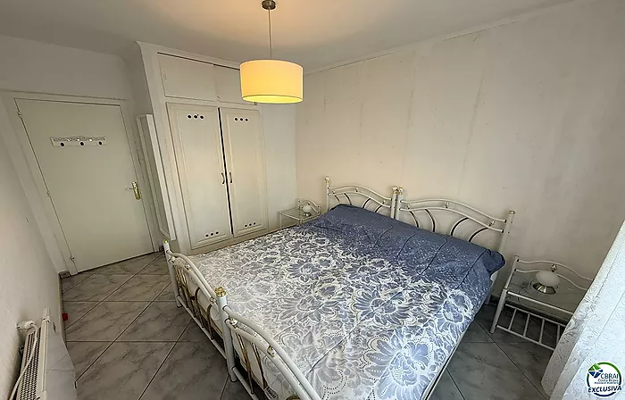 Primera línea, vista al mar, parking, piscinas y jardines sobre la playa.