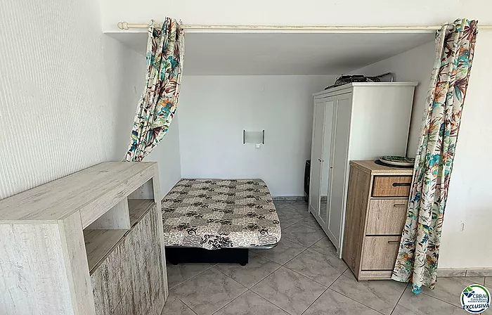 Primera línea, vista al mar, parking, piscinas y jardines sobre la playa.