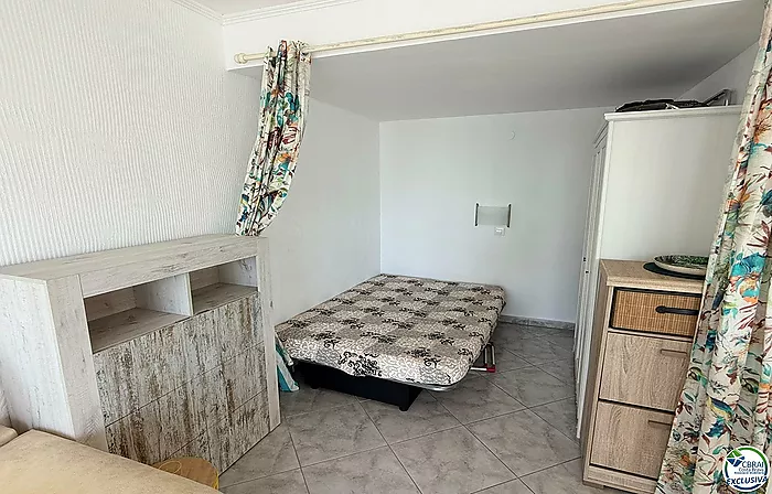 Primera línea, vista al mar, parking, piscinas y jardines sobre la playa.