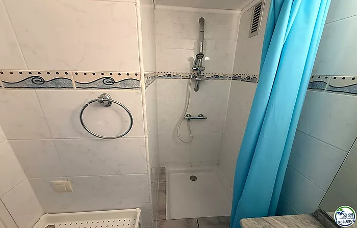 Primera línea, vista al mar, parking, piscinas y jardines sobre la playa.