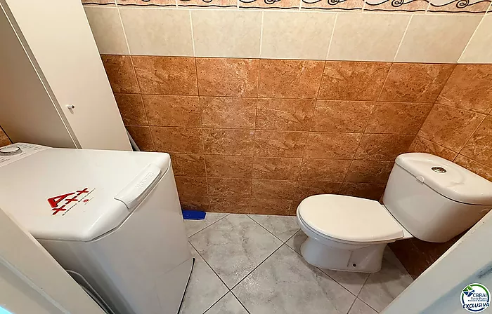 Primera línea, vista al mar, parking, piscinas y jardines sobre la playa.