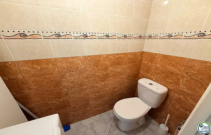 Primera línea, vista al mar, parking, piscinas y jardines sobre la playa.