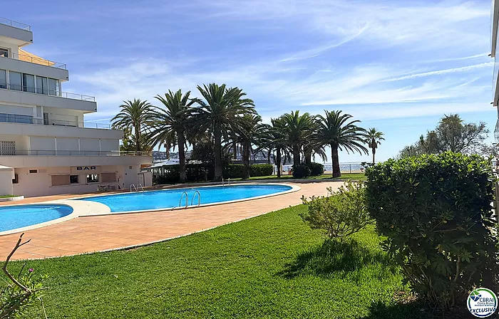 Primera línea, vista al mar, parking, piscinas y jardines sobre la playa.
