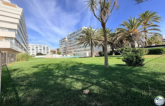Primera línea, vista al mar, parking, piscinas y jardines sobre la playa.