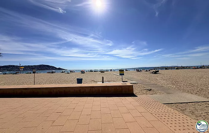Primera línea, vista al mar, parking, piscinas y jardines sobre la playa.