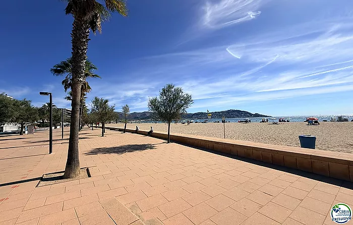 Primera línea, vista al mar, parking, piscinas y jardines sobre la playa.