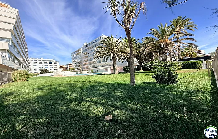 Primera línea, vista al mar, parking, piscinas y jardines sobre la playa.