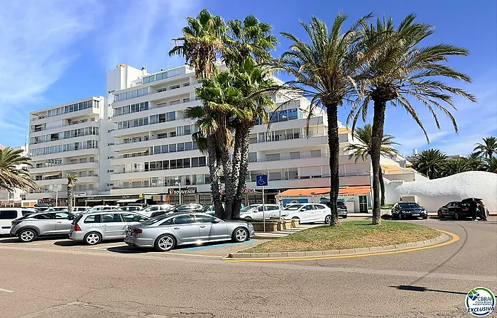 Primera línea, vista al mar, parking, piscinas y jardines sobre la playa.