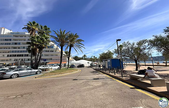 Primera línea, vista al mar, parking, piscinas y jardines sobre la playa.