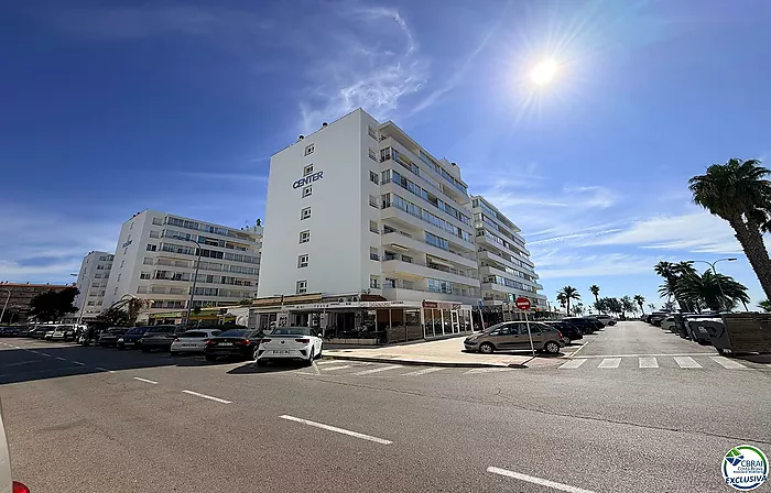 Primera línea, vista al mar, parking, piscinas y jardines sobre la playa.