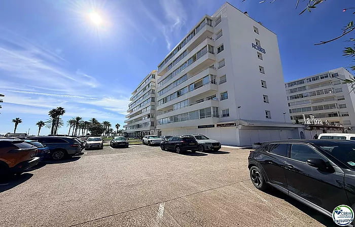 Primera línea, vista al mar, parking, piscinas y jardines sobre la playa.