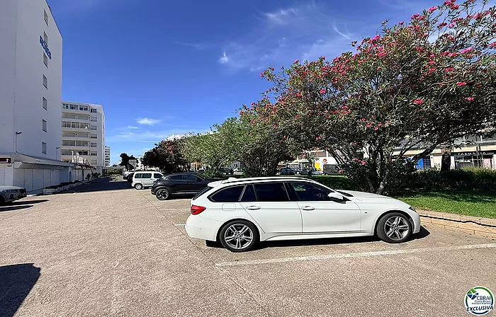 Primera línea, vista al mar, parking, piscinas y jardines sobre la playa.