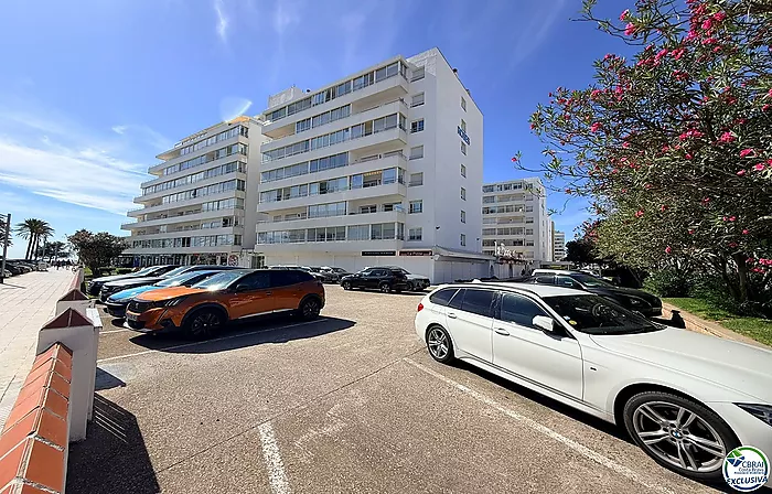Primera línea, vista al mar, parking, piscinas y jardines sobre la playa.
