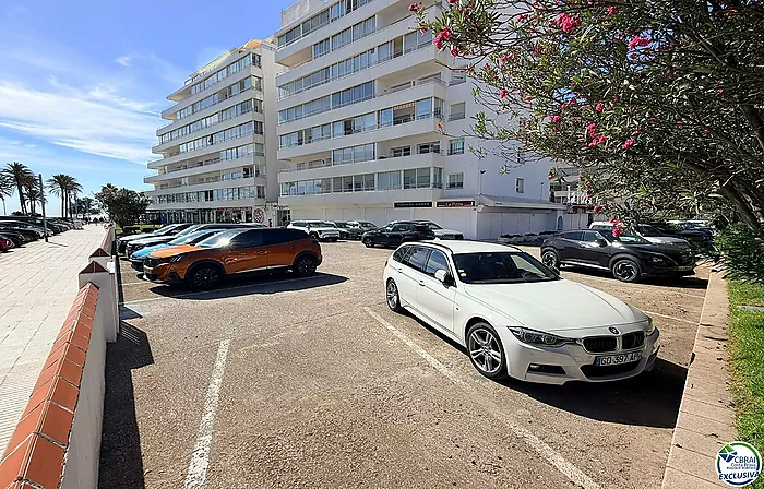 Primera línea, vista al mar, parking, piscinas y jardines sobre la playa.