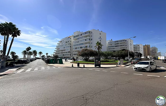 Primera línea, vista al mar, parking, piscinas y jardines sobre la playa.