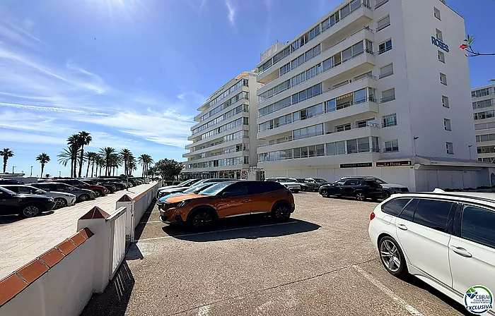 Primera línea, vista al mar, parking, piscinas y jardines sobre la playa.