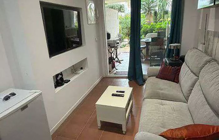 Rez-de-jardin de 2 chambres avec terrasse dans une résidence avec piscine