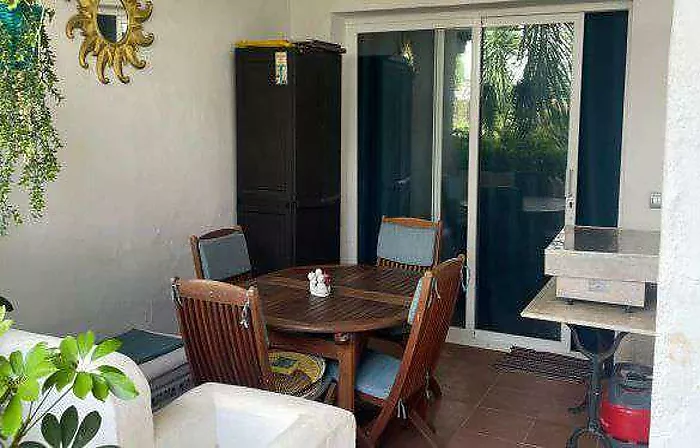 Rez-de-jardin de 2 chambres avec terrasse dans une résidence avec piscine